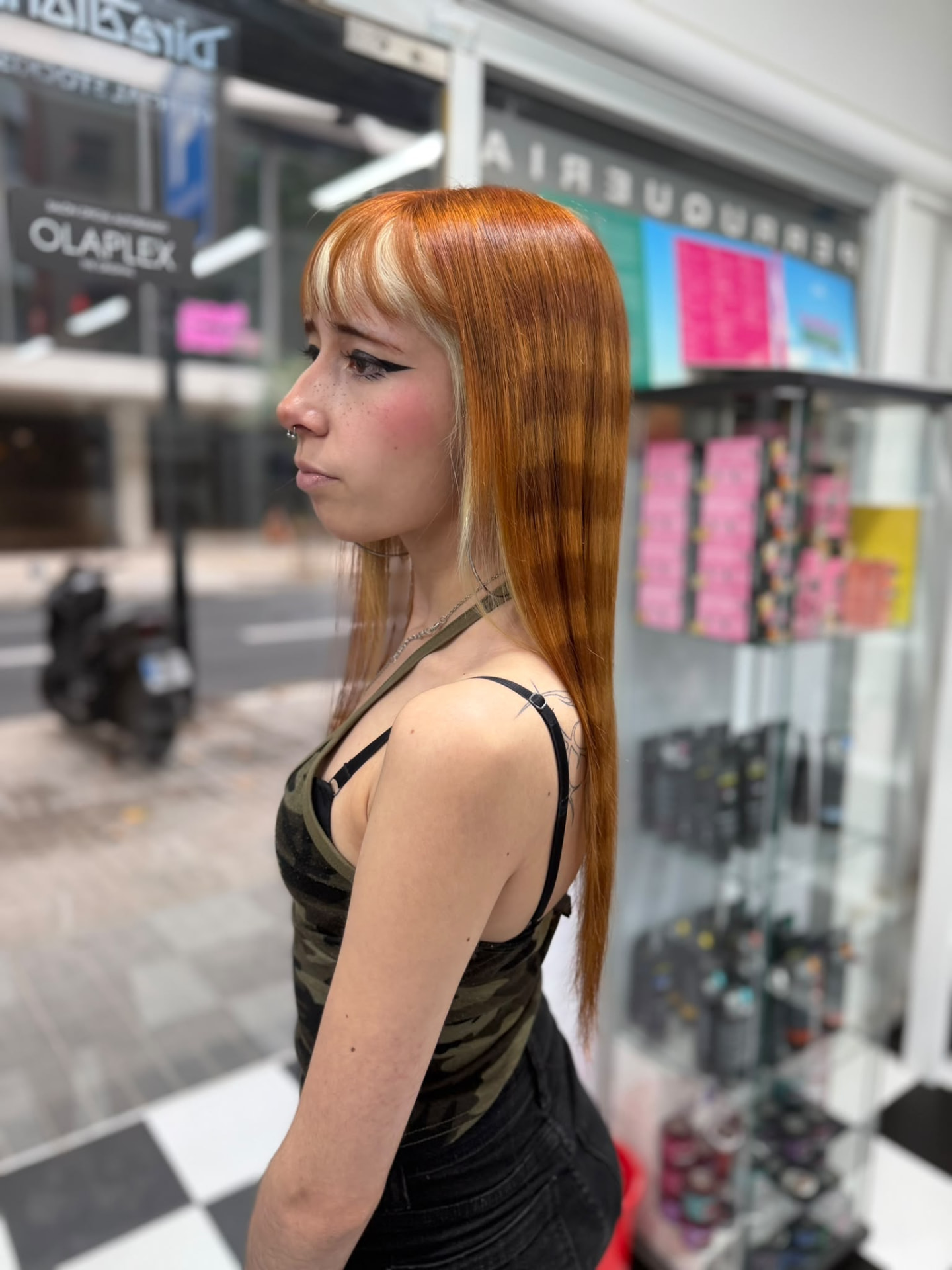 Cabello cobrizo con mechón rubio
