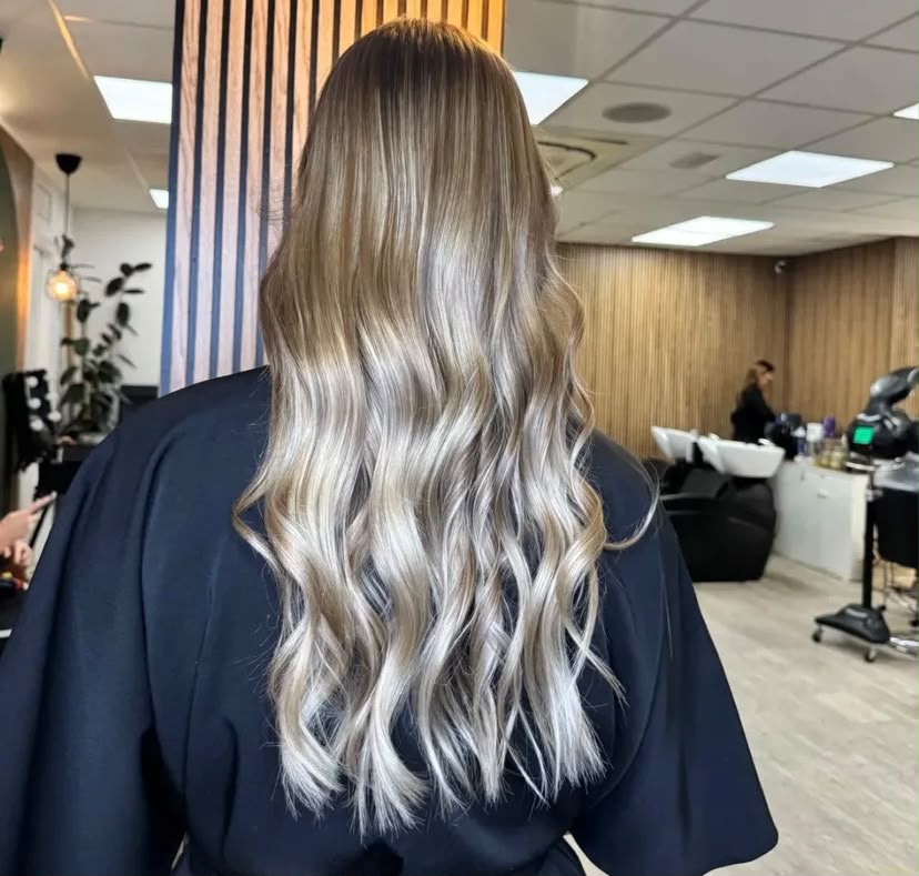 Melena rubia fría con ondas largas