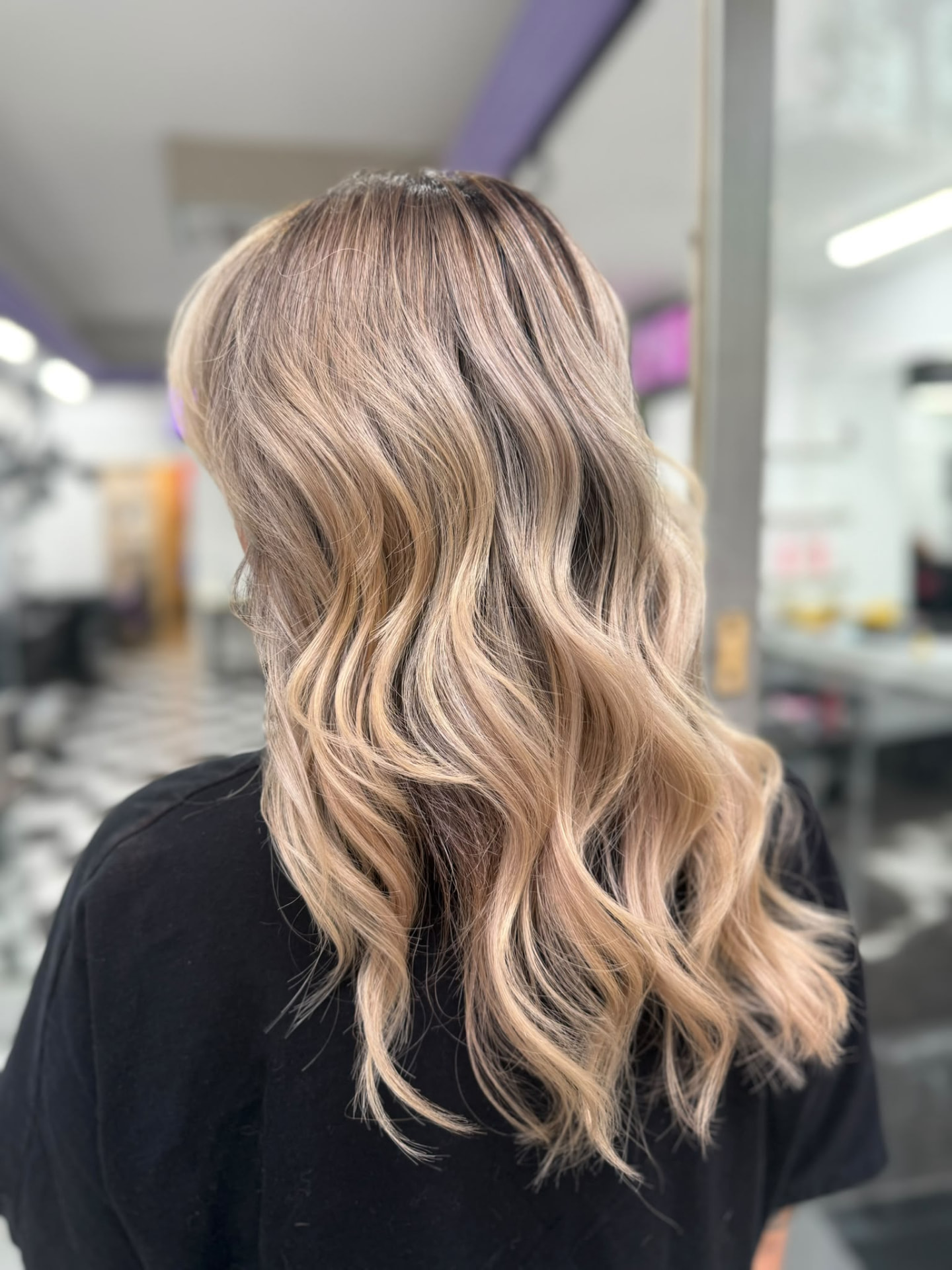 Rubio beige con ondas y raíz degradada