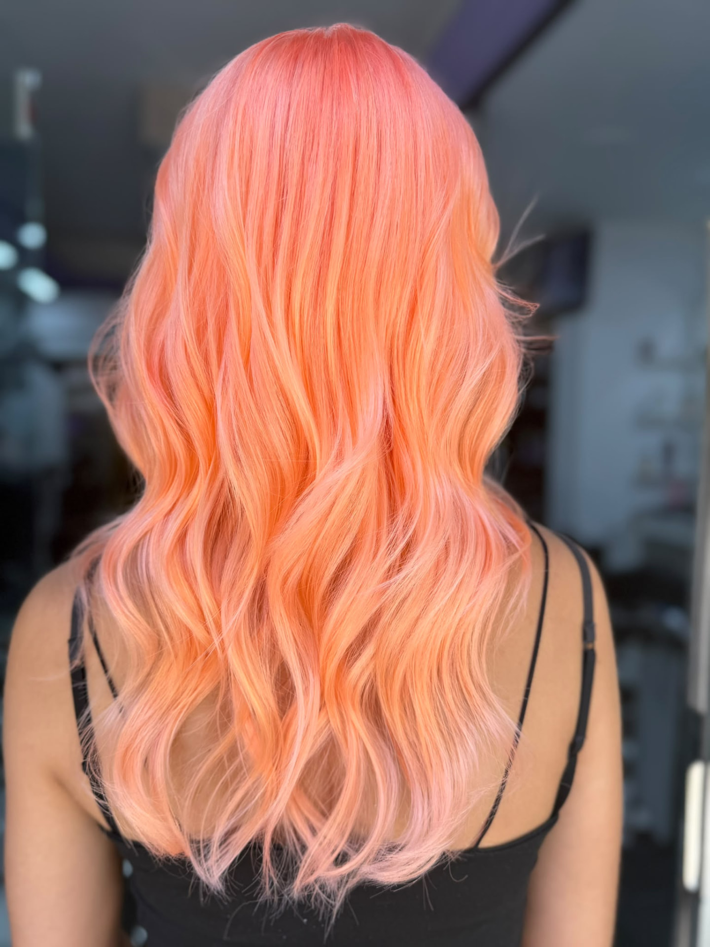 Melena coral pastel con ondas suaves