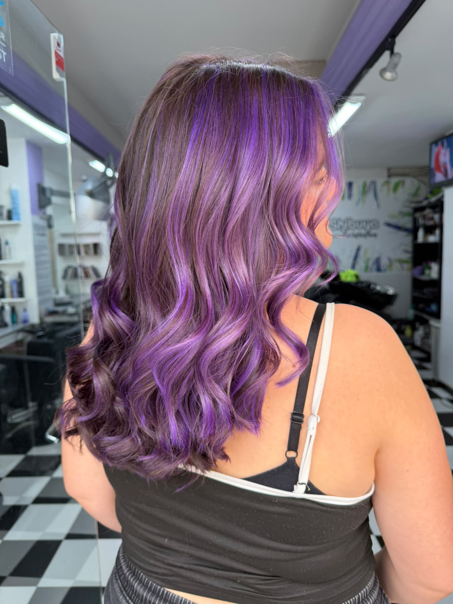 Melena violeta con ondas definidas